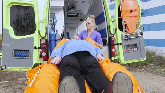 EMT专业人员提供紧急或非紧急运输服务。视频下载