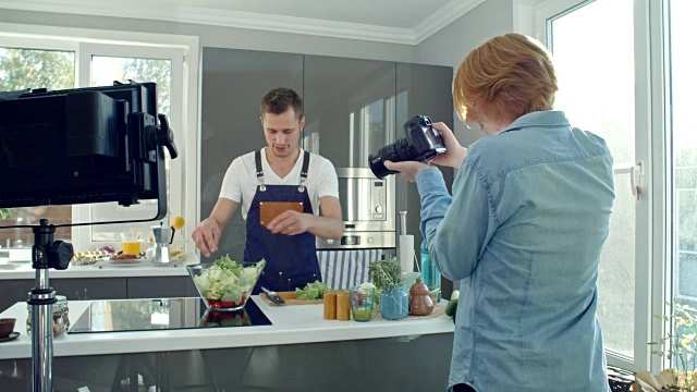 男人拍摄厨师制作沙拉视频下载