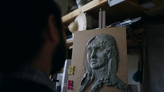 特写的雕塑家创造的雕塑的女人的脸在画布上的艺术工作室视频下载