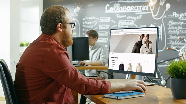 网页设计师为在线服装零售商店设计网站。他和同事在Styish Creative Agency Studio工作。视频下载