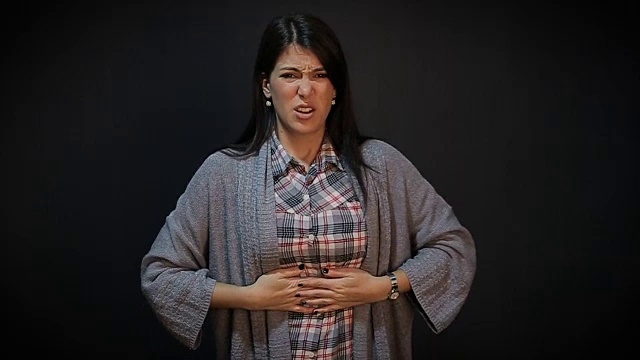 一位年轻妇女腹痛视频下载
