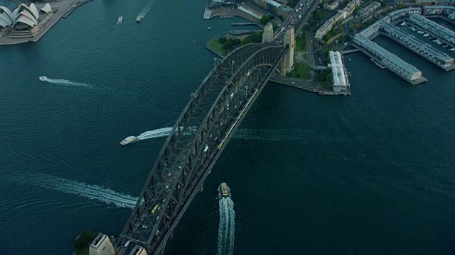 鸟瞰图悉尼海港大桥和歌剧院视频素材