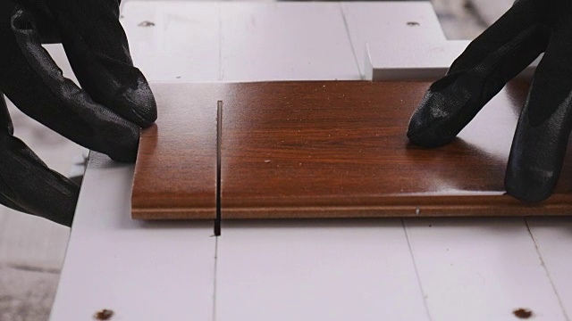 用圆锯切割木板的工匠视频素材