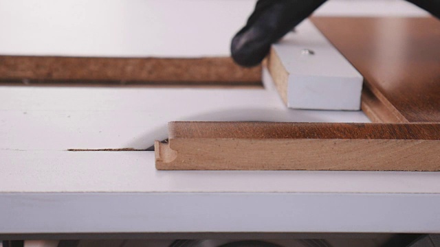 用圆锯切割木板的工匠视频素材