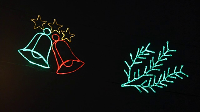 发光的钟在黑暗的背景下闪烁。圣诞装饰品，节日灯饰。视频下载