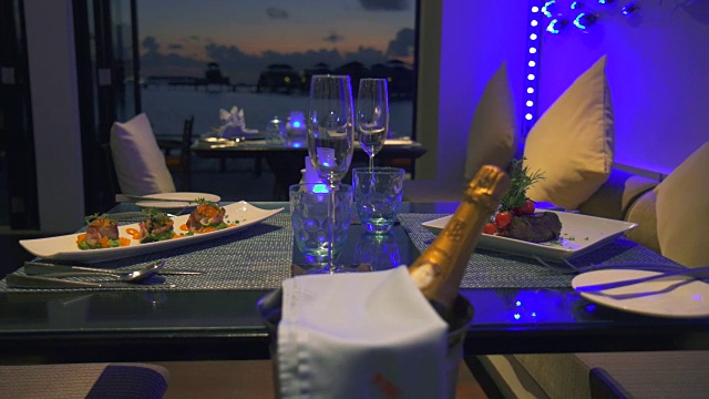 一个豪华精致的餐桌晚餐设置与香槟和膳食服务。视频素材