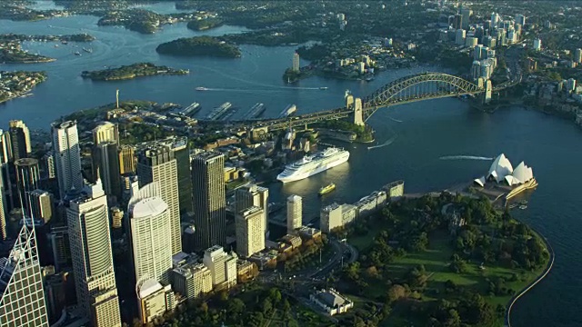 鸟瞰图悉尼海港大桥和歌剧院视频素材
