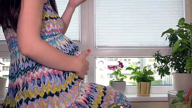 微笑着吃蛋糕的孕妇视频素材