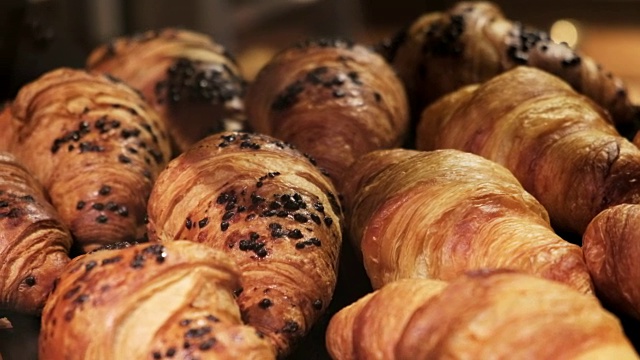 羊角面包。每日早餐法国烘焙产品视频素材