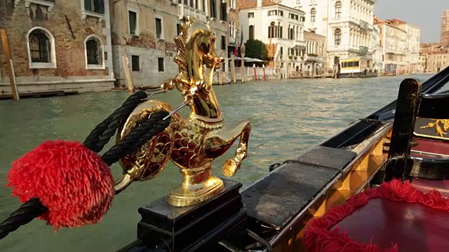 通过威尼斯贡多拉的传统金色海马看威尼斯视频下载