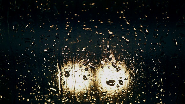 散焦的灯光，雨滴，电车窗户视频下载