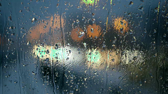 散焦的灯光，雨滴，电车窗户视频下载