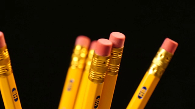 旋转黄色的铅笔视频购买