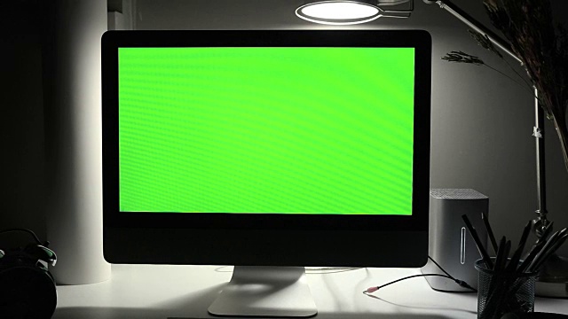 桌子上绿色的电脑屏幕视频素材