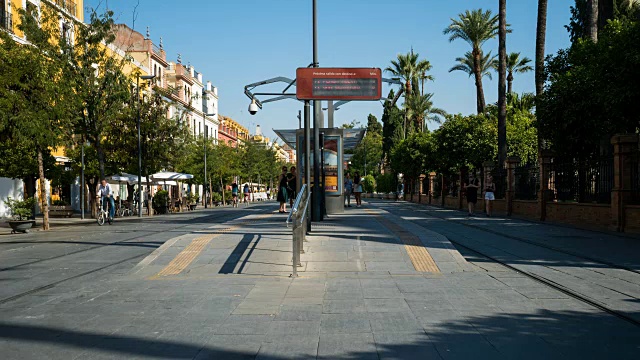 西班牙塞维利亚有轨电车车站的行人视频素材