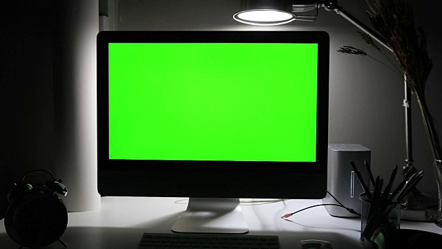 多莉拍了桌子上绿色的电脑屏幕视频下载