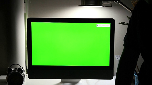桌子上绿色的电脑屏幕视频素材