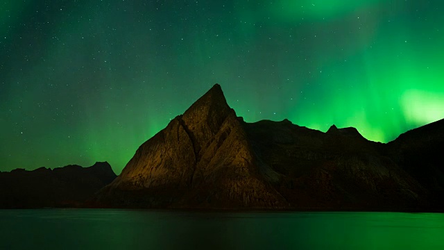 挪威罗浮敦岛哈姆努瓦上美丽的北极光视频下载