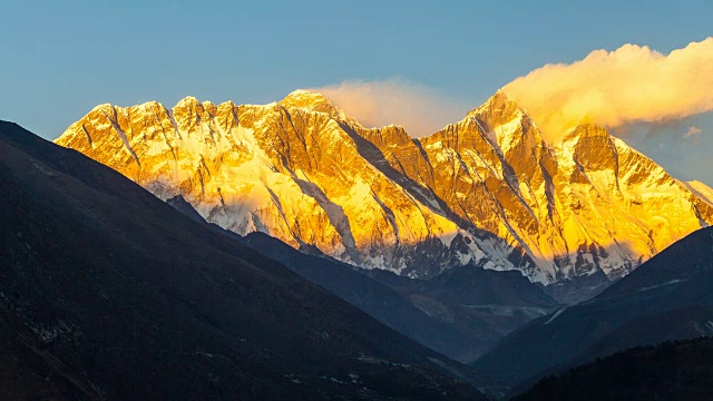 黄金珠穆朗玛峰，喜马拉雅山，通往珠穆朗玛峰大本营之间的景观，尼泊尔。雪山是世界上最高的山峰。视频下载