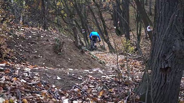 骑自行车上山的人视频素材
