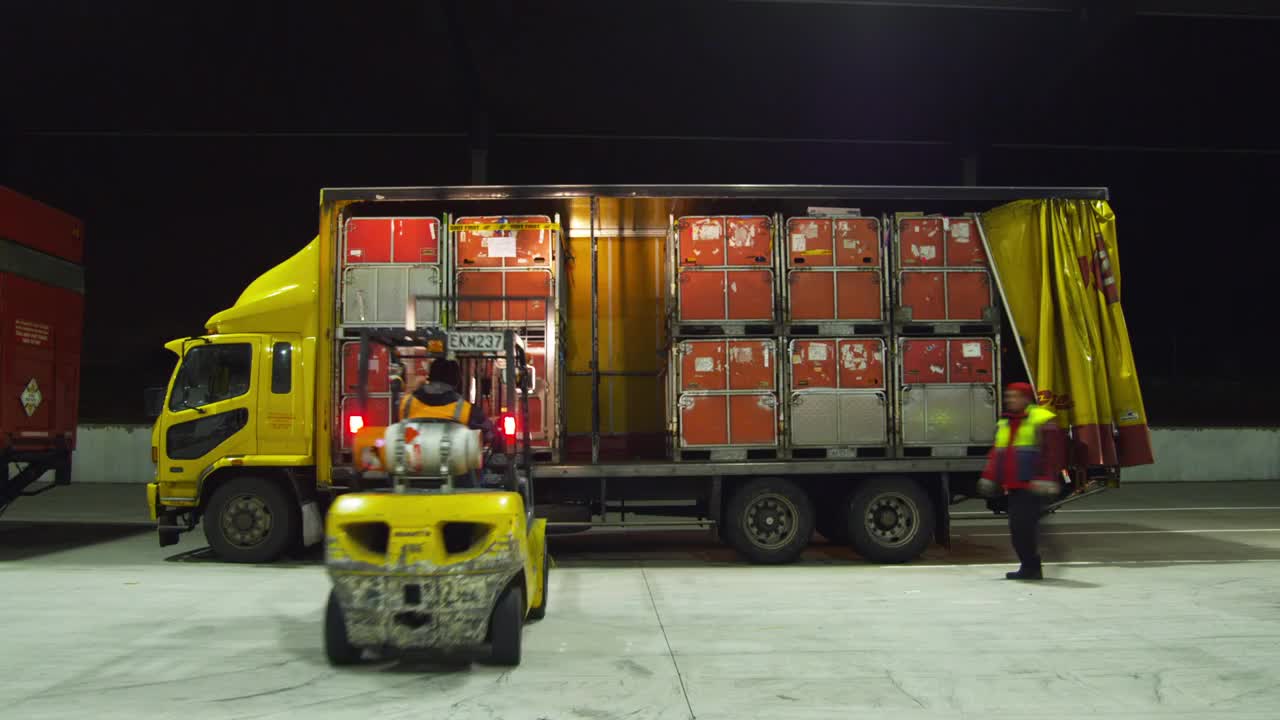 T/L WS运输卡车晚上在快递中心卸货，新西兰奥克兰视频下载