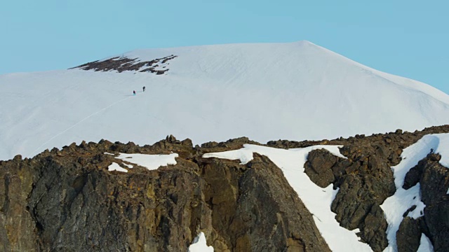 空中的雄性女性攀登者在阿拉斯加的雪山上视频素材