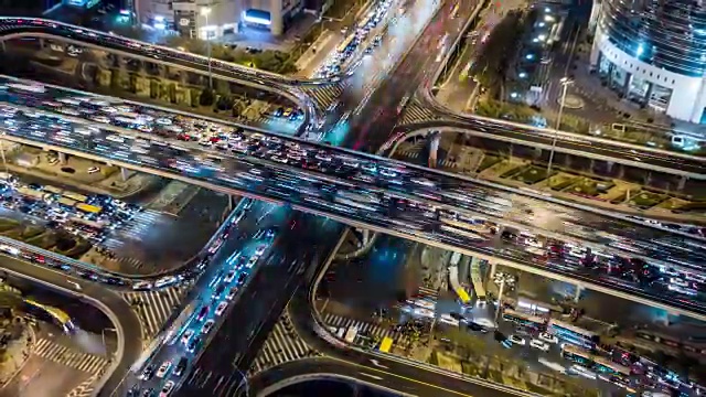 T/L WS HA ZO多个高速公路夜间高峰时刻的交通/北京，中国视频素材