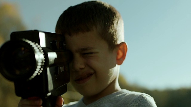小男孩用相机捕捉这一刻视频素材