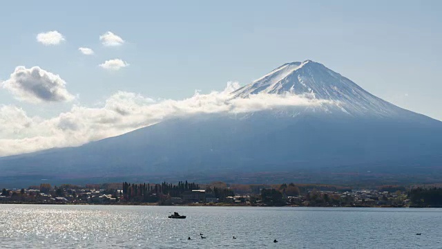 4K延时云移动在富士山的标志性建筑，日本川口町视频下载