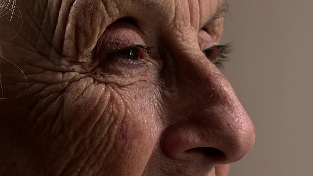 满脸皱纹的老妇人的眼睛在微笑视频素材