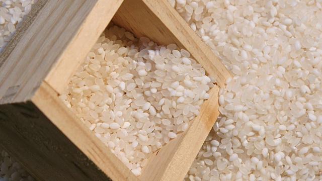 米饭用传统的韩国木制品做成视频下载