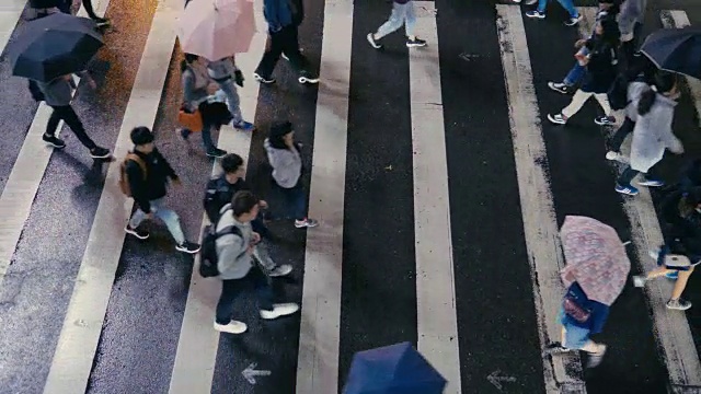 台北台湾-行人过马路在雨天视频素材
