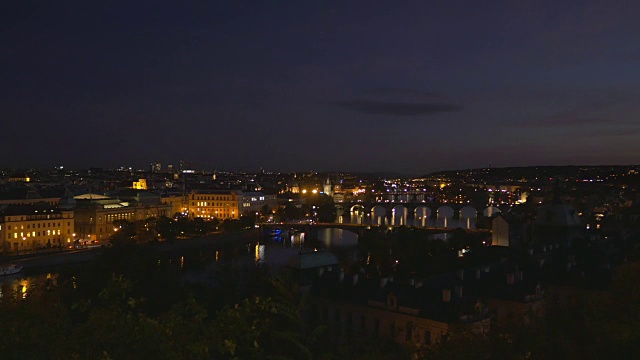 夜晚的布拉格和它的桥视频素材