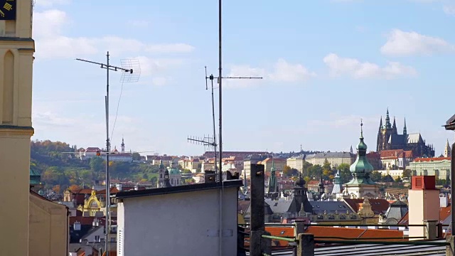 布拉格老城区的屋顶和赫拉德卡尼山视频素材