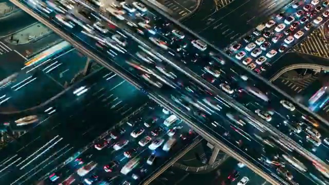 T/L CU HA PAN鸟瞰图多个高速公路在夜间高峰时间的交通/北京，中国视频下载