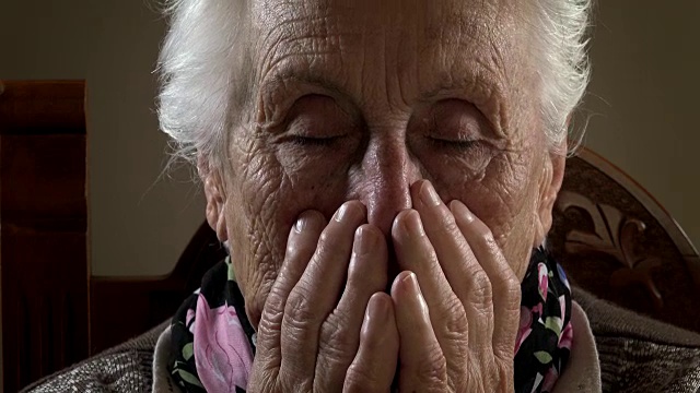 绝望的老妇人手捂着脸视频素材