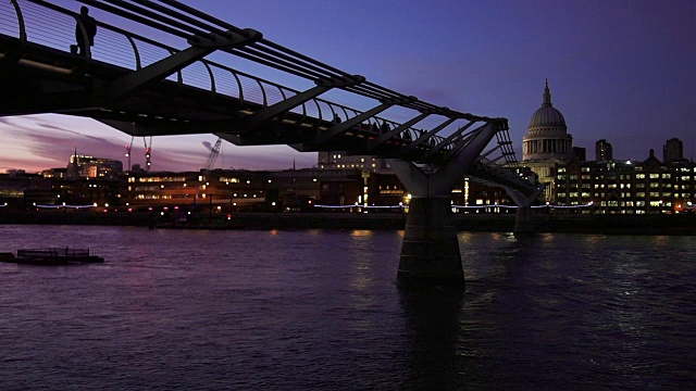 伦敦千禧桥蓝小时Cinemagraph视频素材