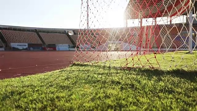 足球飞行在球门网和旋转在慢动作视频素材