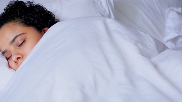 女人安静地睡在4k床上视频素材