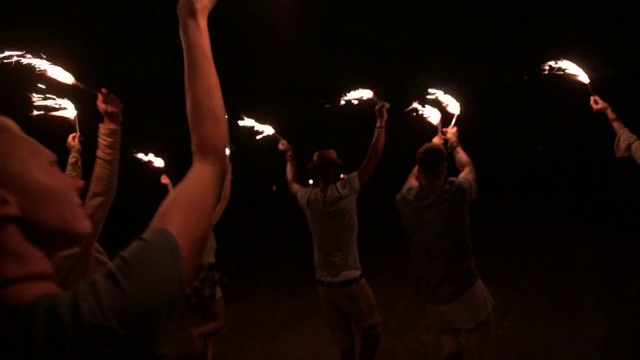 年轻的多民族潮人朋友在户外派对庆祝火花视频素材