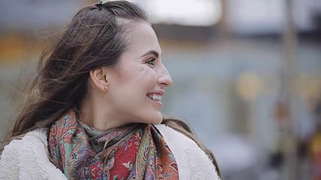 年轻女子肖像在时尚看微笑在一个城市视频下载