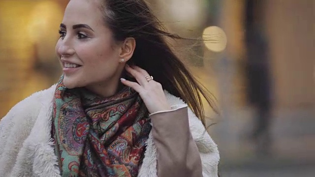 微笑的女人近距离的肖像行走在一个寒冷的城市视频下载