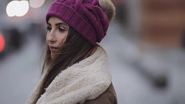 年轻女子在寒冷的城市街道等待她的朋友视频下载
