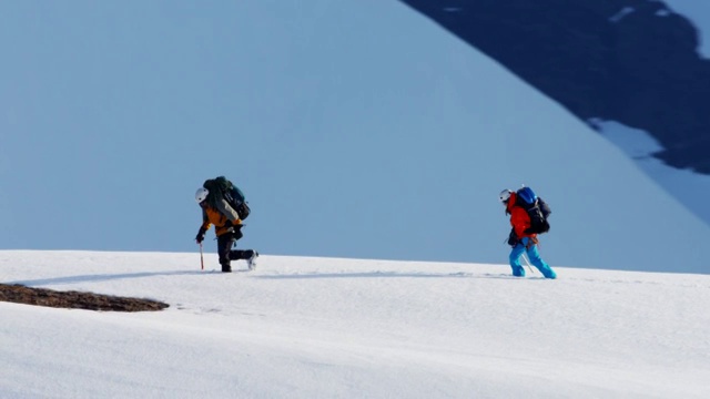 阿拉斯加雪山上的登山者的航拍视频素材