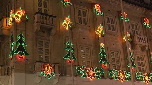 被圣诞彩灯照亮的建筑物视频素材