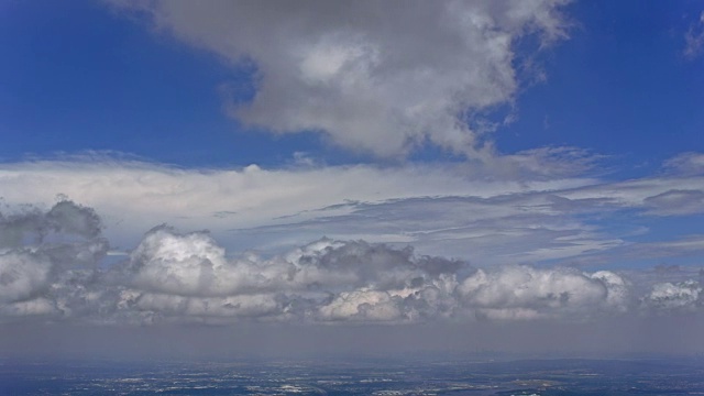空中白云在城市上空的蓝天上移动视频下载