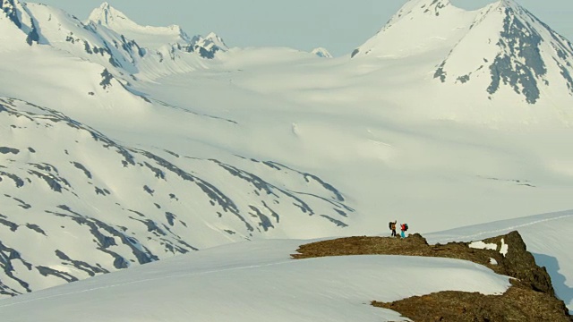 阿拉斯加雪山上的登山者的航拍视频素材