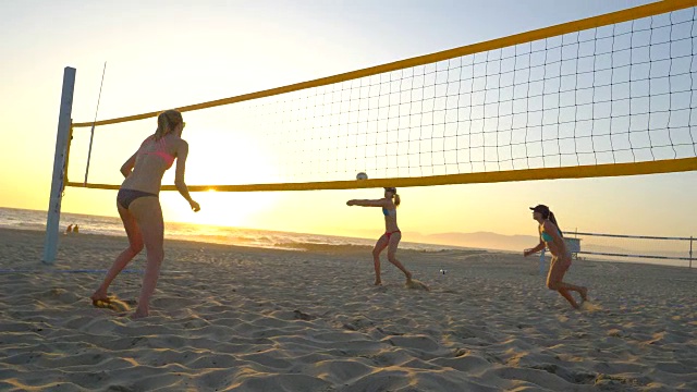 女子沙滩排球运动员和一名运动员阻挡球。视频下载