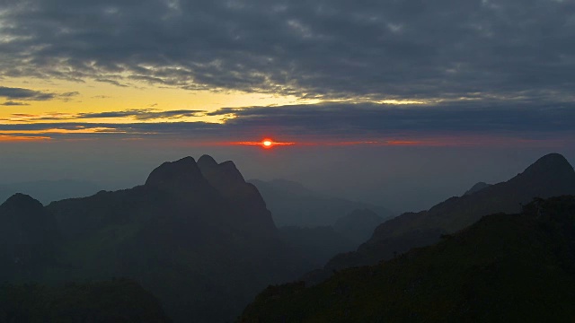 山的日落。视频下载
