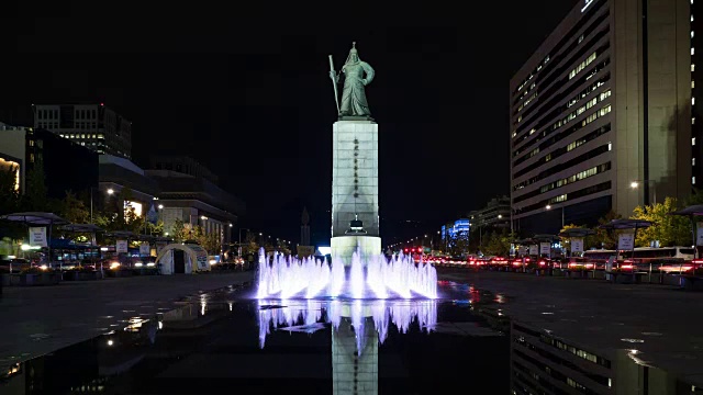 夜景:李舜臣铜像(朝鲜王朝历史上的海军司令)和光华门广场的喷泉视频素材